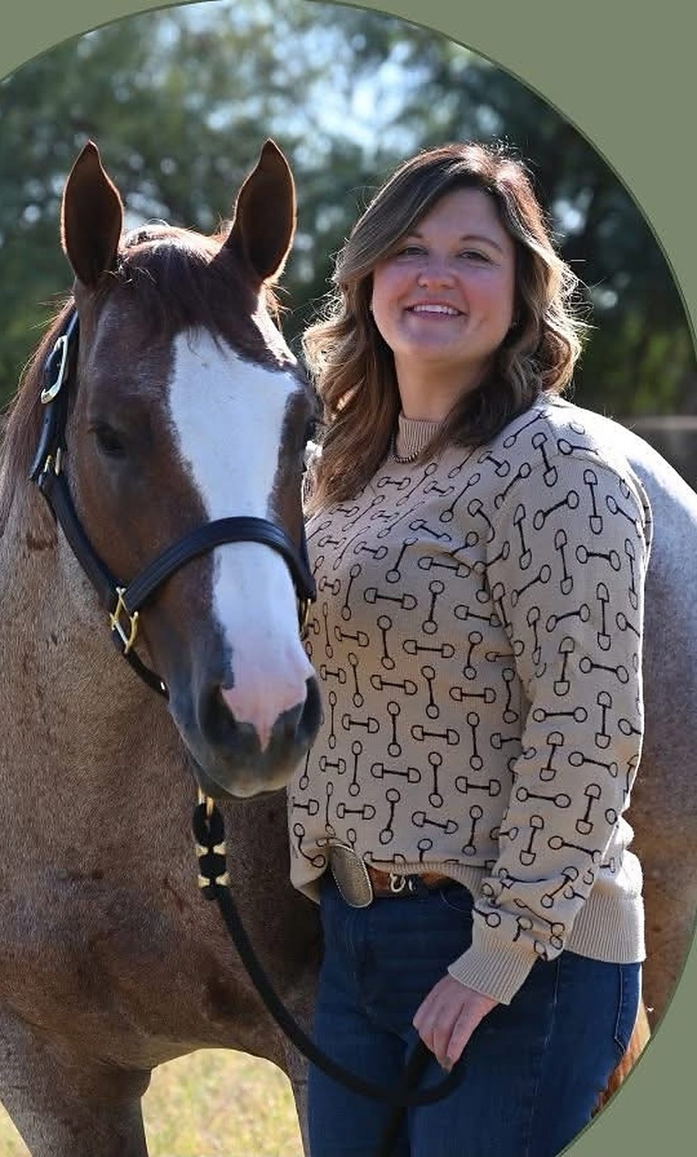 Emily Bomgardner standing with a roan Quarter Horse